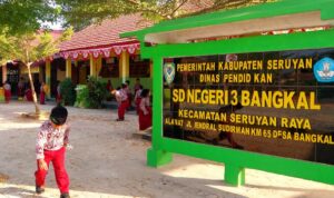 gembok pagar sekolah sudah dibuka