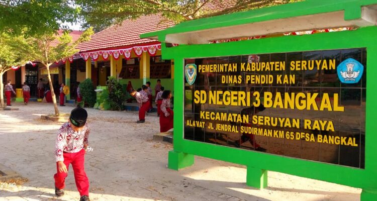 gembok pagar sekolah sudah dibuka