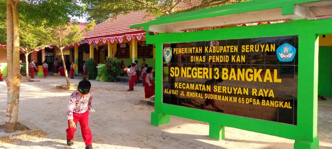 gembok pagar sekolah sudah dibuka