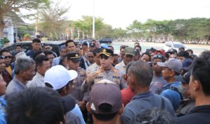 Temui Masyarakat Ditengah Aksi, Kapolres Seruyan Ajak Jaga Kedamaian dan Hindari Provokasiea3f ajak aksi damai